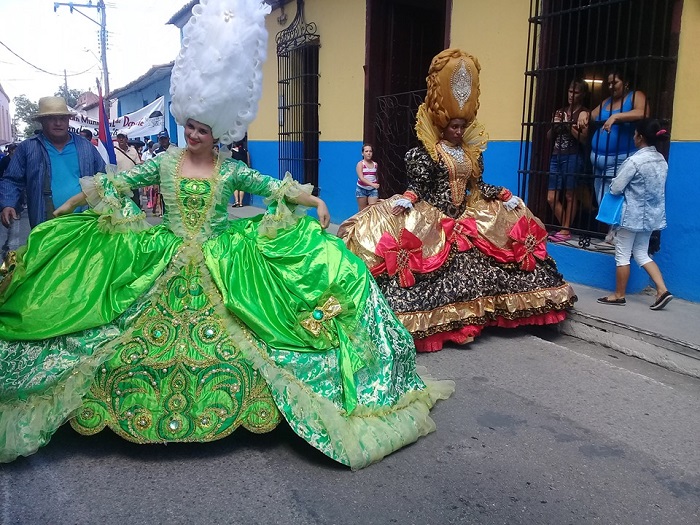 Pasarelas con trajes de fantasía de las Parrandas de Remedios amenizan los festejos del 505 cumpleaños de la villa de Sancti Spíritus. (Foto: Odalys Cid/Facebook)