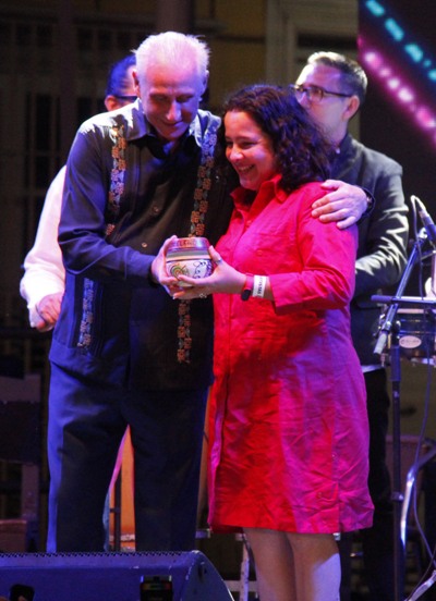 Yudith Vidal Faife premiada por Excelencias. Foto: Oscar Alfonso Sosa/ Tomada de Radio Sancti Spíritus