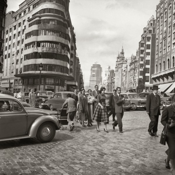 ‘Vista de la Gran Vía. Peatones cruzando en la Plaza de Callao. Edificio Carrión, también conocido como Capitol. (1958-1960)., Archivo Regional de la Comunidad de Madrid. Fondo Nicolás Muller.