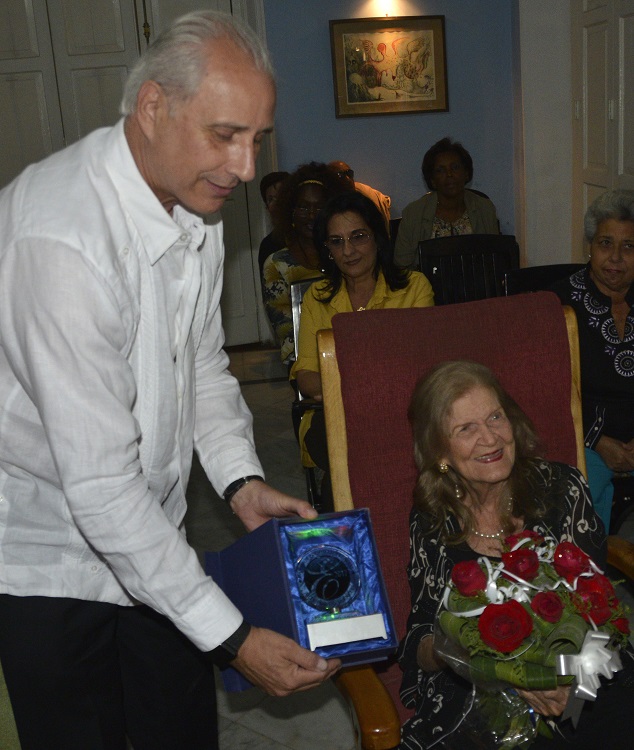Sr. José Carlos de Santiago, presidente del Grupo Excelencias, entrega el Premio Excelencias a Carilda Oliver Labra