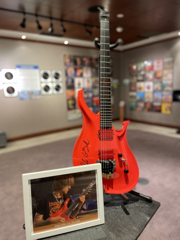 Guitarra entregada al Museo