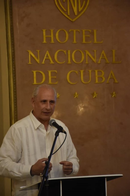 Sr, José Carlos de Santiago en el acto de entrega de los Premios Exceelncias Cuba a Tony y Liuba 