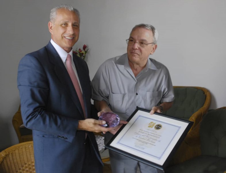 Eusebio Leal recibe de manos de José Carlos de Santiago el Premio Excelencias