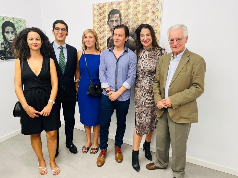 Felipe Jácome, en el centro, acompañado de Andrés Vallejo, Embajador de la República del Ecuador en España (derecha) y miembros de la Art Run Agency (izquierda).