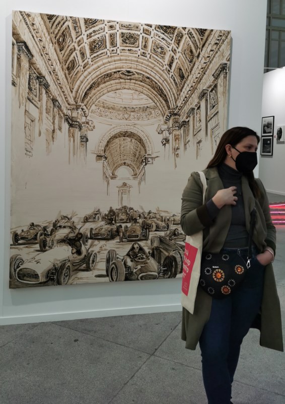personas en el stand de Collage Habana en Art Madrid 