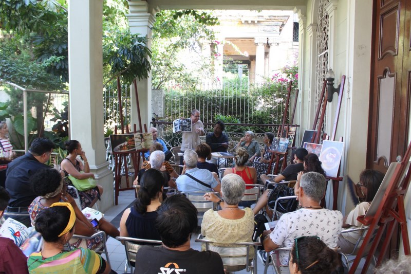 Público asistente a la presentación de Arte por Excelencias en Villa Manuela
