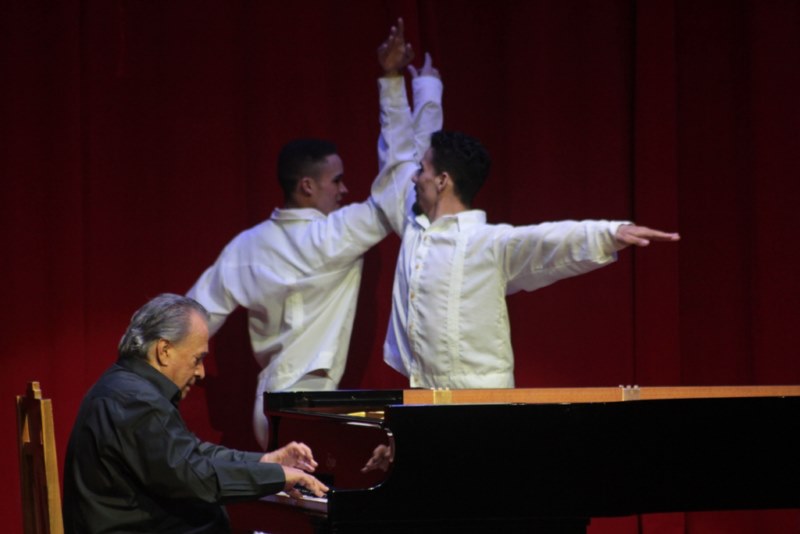 Bailarines en teatro de Holguín con Frank Fernández al piano 