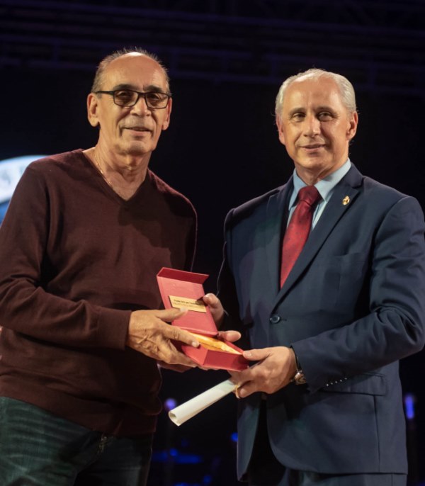 manolo Micler recibe el premio Excelencias Cuba 2019 de arte en nombre del Conjunto folklórico nacional 
