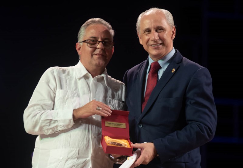 Carlo Figueroa agradece el Premio Excelencias Cuba por el proyecto Casa de la Guayabera