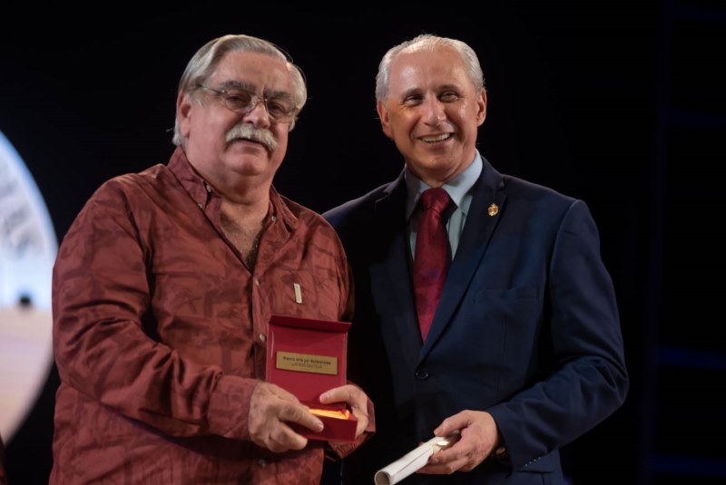 Luciano Castillo receives the Excellencies Cuba Award for Art from José Carlos de Santiago