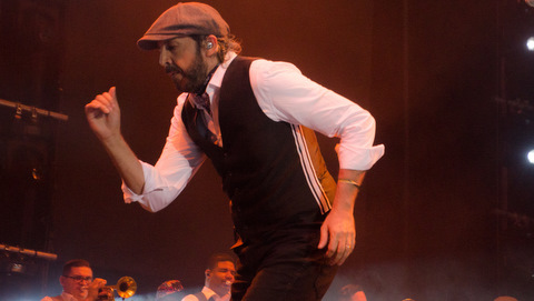 Hombre baila en escenario-Juan Luis Guerra en Buenos Aires