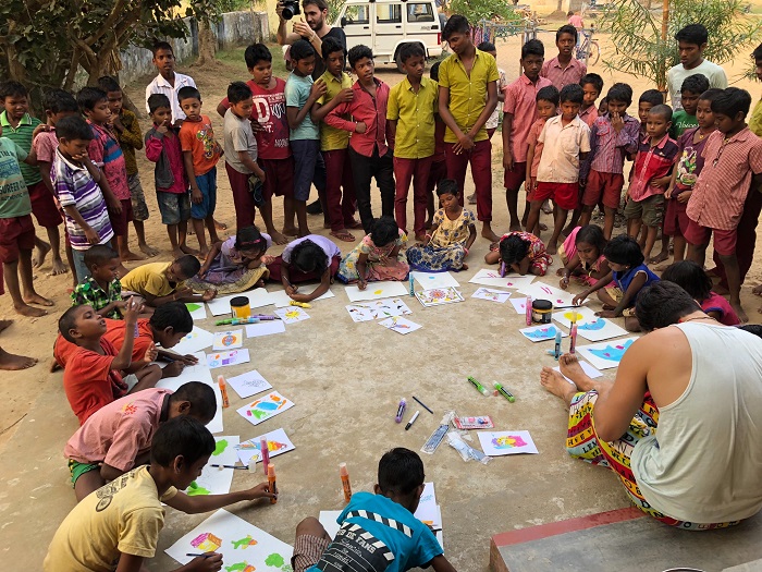 niños pintando en escuela de la India