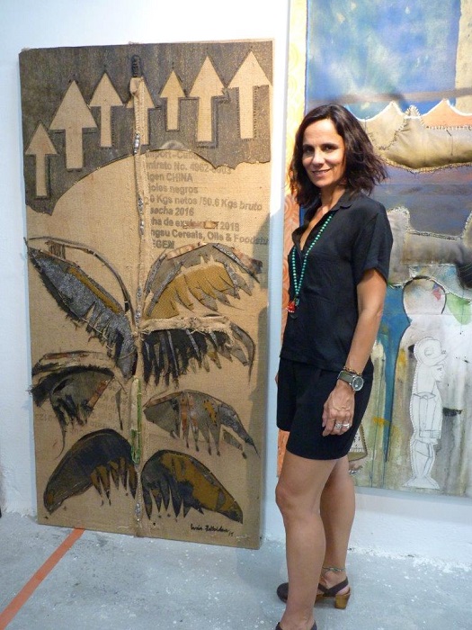 La artista plastica española Lucia Zalbidea Muñoz, única mujer participante del proyecto Sitio en Construccion posa al lado de su obra