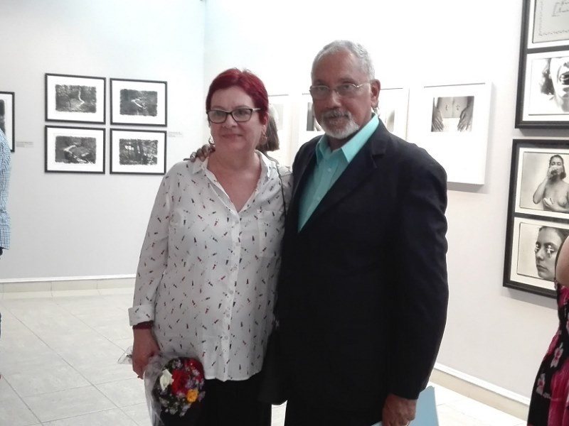 La artista y Roberto Cobas en la inauguración