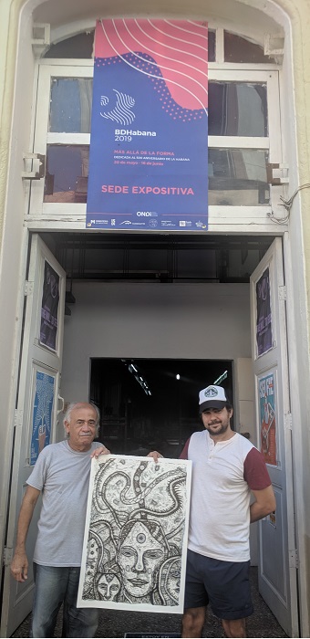 López Oliva y el impresor-artista Carlos Almeida, con una de las estampas en manos, en la puerta del Taller Portocarrero