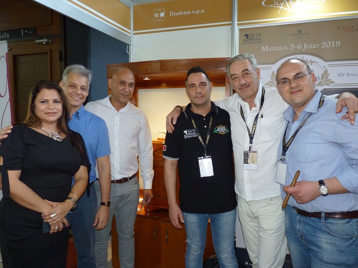 Los equipos de trabajo de Sikerei Art Gallery y de Cigar Club Matelica Don Alejandro Robaina juntos en la XXI edición del Festival Internacional del Habano