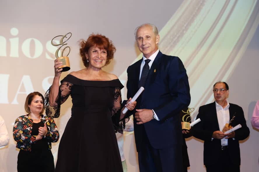 Mirtha Ibarra junto a José Carlos de Santiago/ Premio Excelencias Cuba 2023 Arte por Excelencias, por la obra de la vida