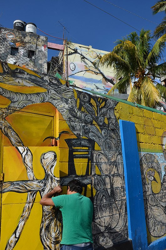 Murales y obras del Callejón de Hamel. pared amarilla