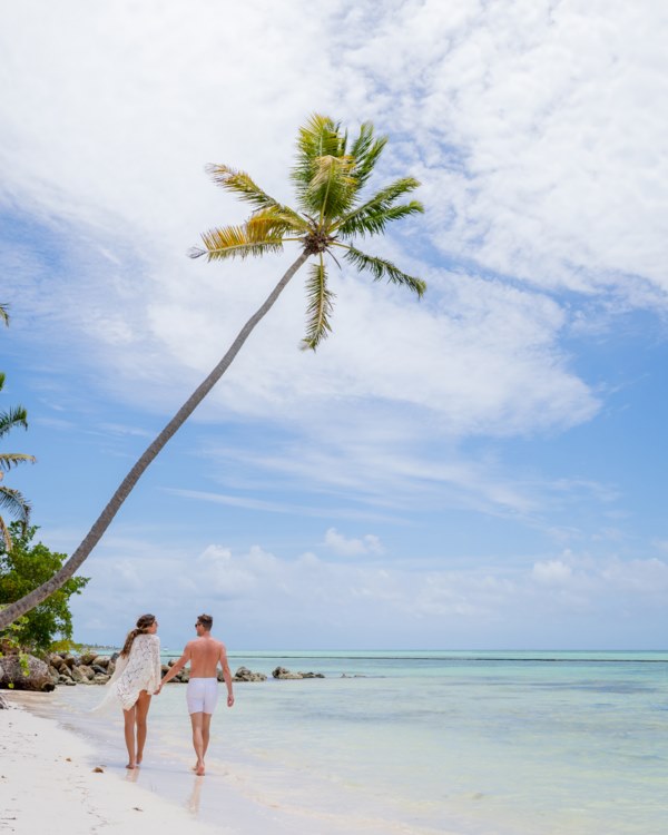 pareja paseando por una playa de dominicana