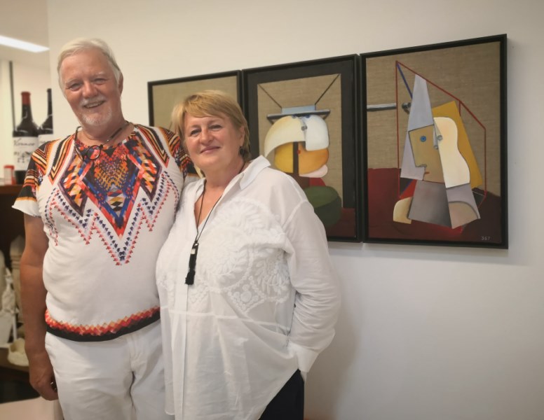 Natalya Riesen, directora de Art Unity, junbto a su esposo Willy LP