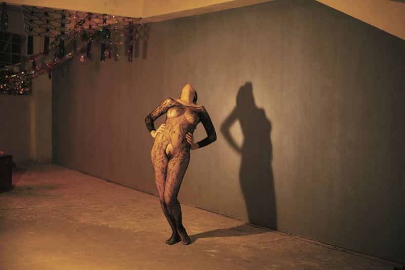 mujer bailarina. fotografía de la expo Pájaras de Paola Bragado en España