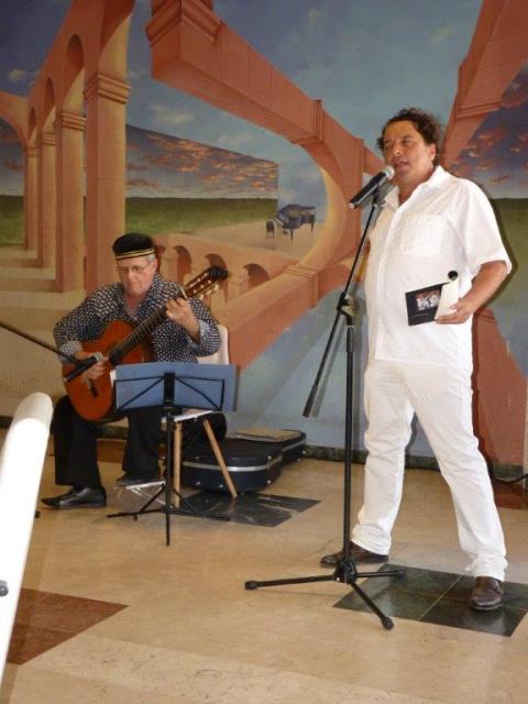 Performance del poeta catalán David Casadella Llavia, acompañado por el guitarrista y compositor cubano Luis Manuel Molina 2