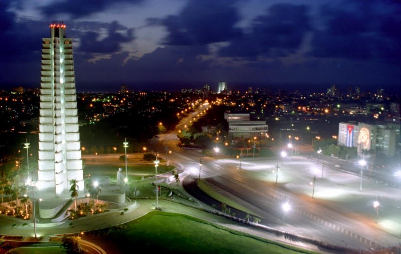 Plaza de la Revolución vista de noche y desde arriba, incluye el monumento, 