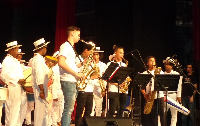 Presentación del Cuarteto de Saxofones de la Escuela Vocacional de Arte Esteban Salas junto a la Conga de los Hoyos
