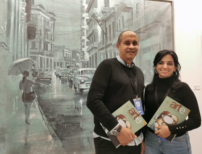 Sandra García junto al director de Collage Habana, Pedro E. Pupo, en Art Madrid 22 