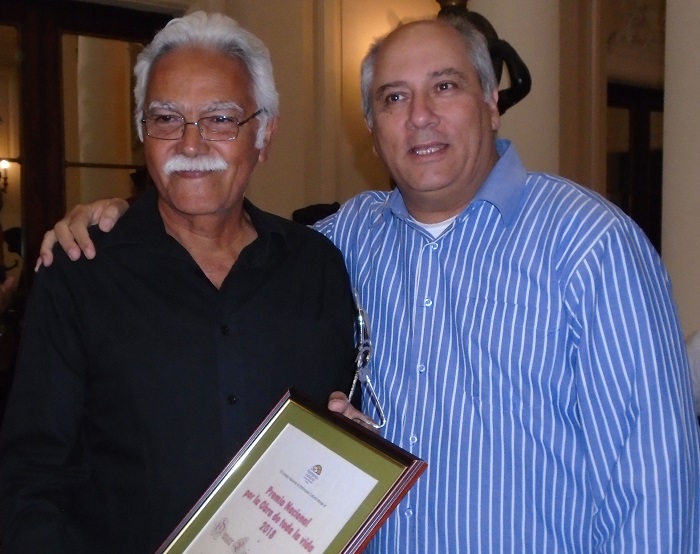 Omar López receives the award from Alpidio Alonso, Minister of Culture of Cuba