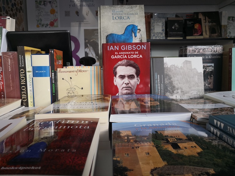 Varios de los libros que Ian Gibson ha dedicado a Federico pueden encontrarse en la Feria