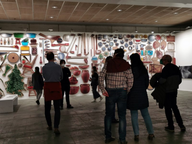 Visitantes frente a la obra de Jonathas de Andrade, Galleria Continua 
