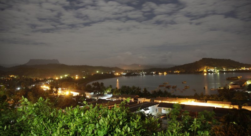 Vista nocturna de Baracoa