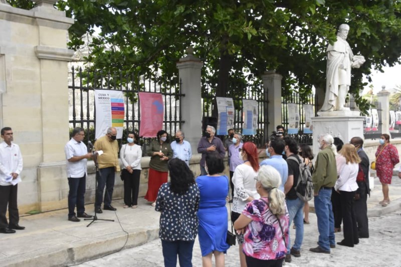 personas en la inauguración de la muestra México y Cuba: naciones hermanas 