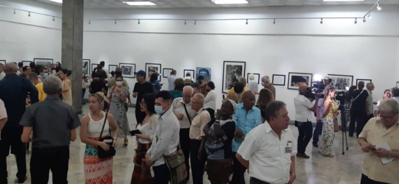 personas en la exposición Donde anida la poesía, Fotografías de Roberto Chile–Veinte poetas cubanos