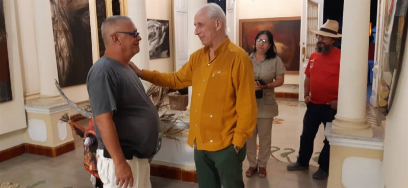 José Carlos de Santiago llega a la Casa del Caribe a saludar a Orlando Vergés