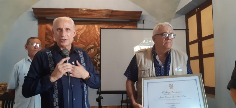 Vicente González recibe homenaje del Grupo Excelencias 