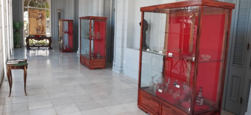 recorrido por la muestra Vidrio español en La Habana. S. XVI-XIX
