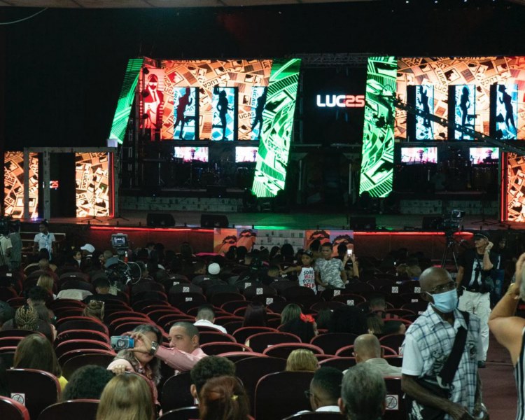 Personas en el teatro para disfrutar de los Premios Lucas 2022