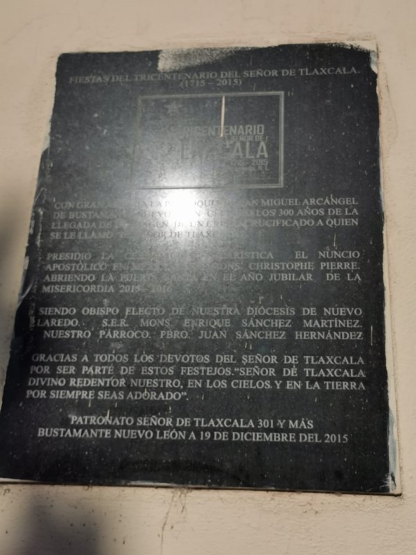 Placa en la Parroquia de San Miguel Arcángel en Bustamante, Nuevo León