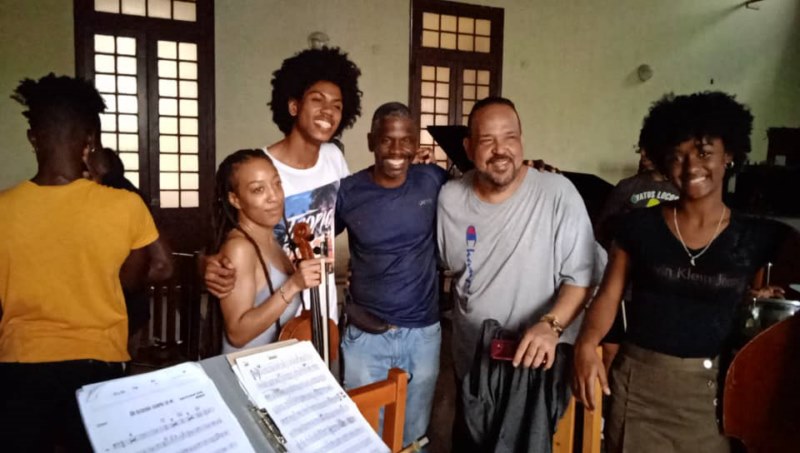 músicos estadounidenses Iymaani Abdul-Hamid y Chris Wright y su intercambio con los jóvenes integrantes de la orquesta de cámara Cuerdas profundas