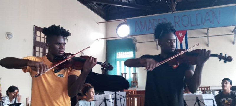 músicos estadounidenses Iymaani Abdul-Hamid y Chris Wright y su intercambio con los jóvenes integrantes de la orquesta de cámara Cuerdas profundas