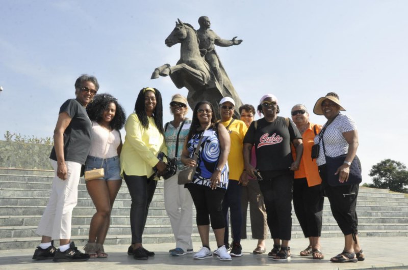 Turistas afronorteamericanos visitan el lugar