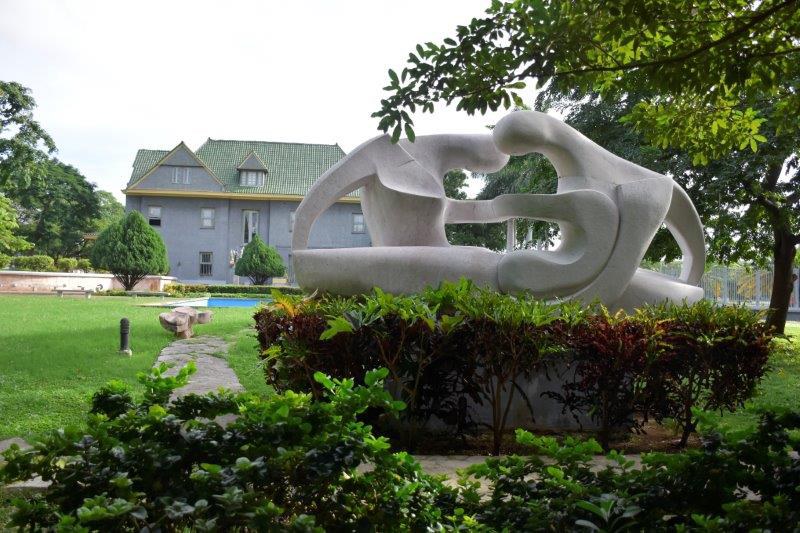 Casa de las tejas verdes en la habana patio exterior con escultura 