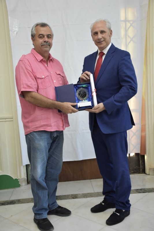 José Carlos de Santiago, President of the Excelencias Group, presents the Excelencias Cuba 2017 Award to Tim Cremata at La Colmenita headquarters
