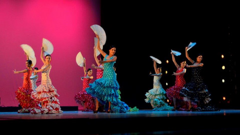 Bailarines de flamenco en escena 