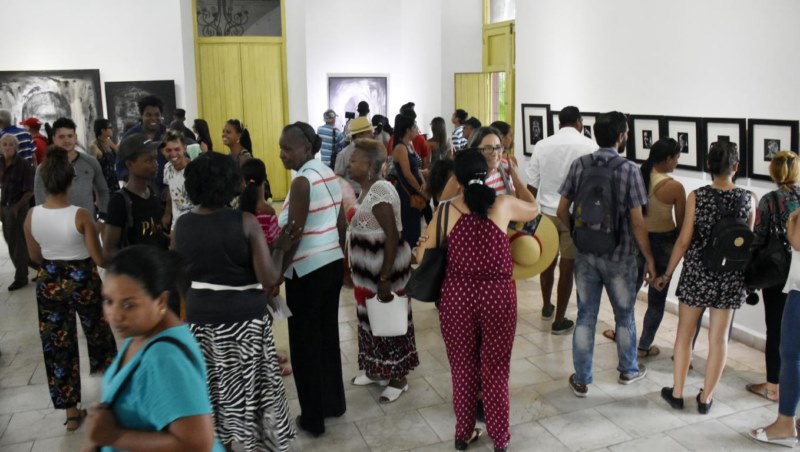 personas que asisten a la inauguración de la expo