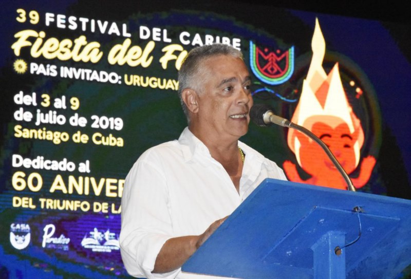 Orlando Vergés, director of Casa del Caribe, gives the opening speech