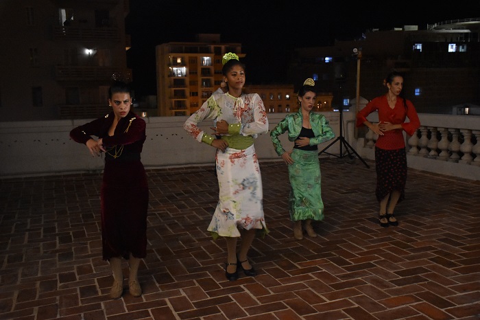 Jóvenes bailando flamenco