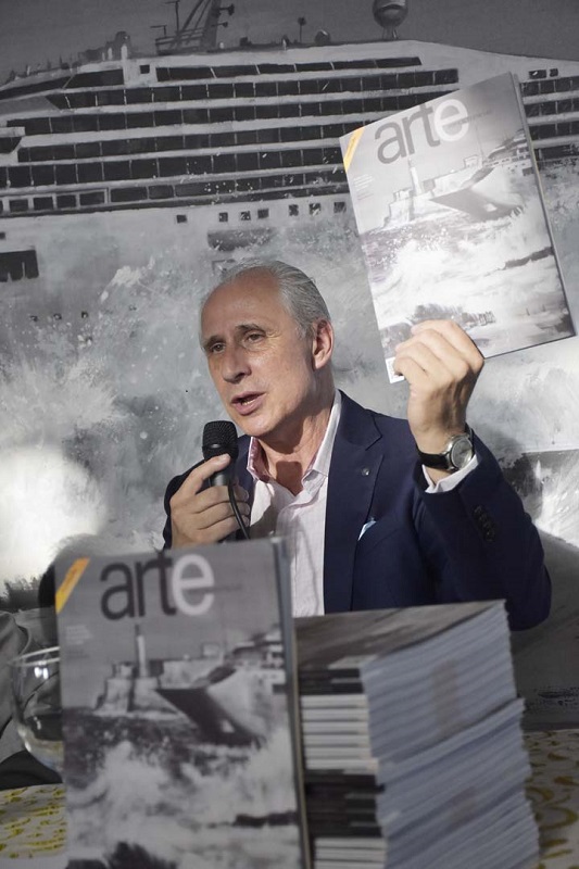 Mr. José Carlos de Santiago, president of the Excelencias Group, intervenes in the presentation of Arte por Excelencias magazine in its 45th edition